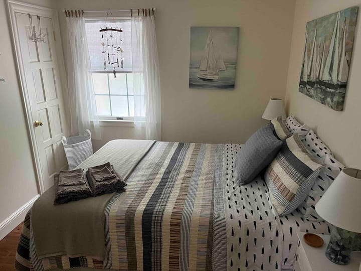 Arriba - Dormitorio 1 con cama tamaño queen