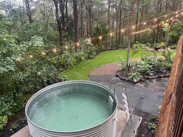 Tropical Retreat- sauna, pool mins to beach