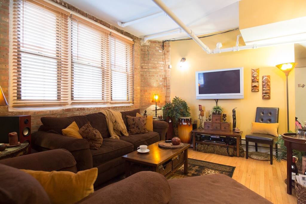 Watch TV , listen to records, or just curl up with a good book in the comfort of a classic Chicago-loft layout: exposed-brick and pipes with vintage hardwood floors.