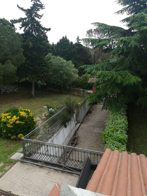 giardino esterno con ingresso garage