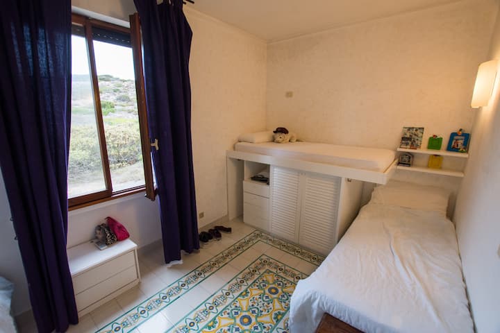 Chumba cha kulala cha ghorofani chenye vitanda 3 vya mtu mmoja