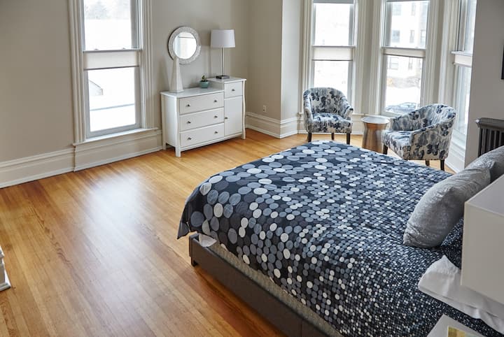 חלל מרווח ומואר, עם וילונות כשאתם מעדיפים מקום נעים