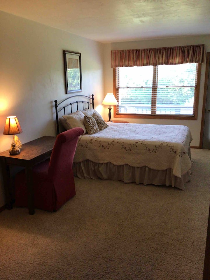 Pracovný priestor so stolom a stoličkou v spálni na poschodí. 