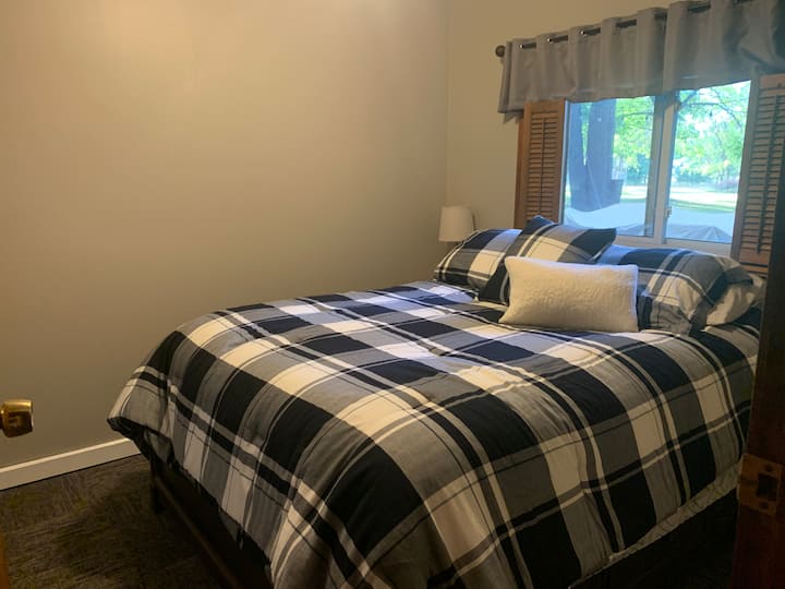 Спална соба 1, брачен кревет (широк 150 - 179 см)