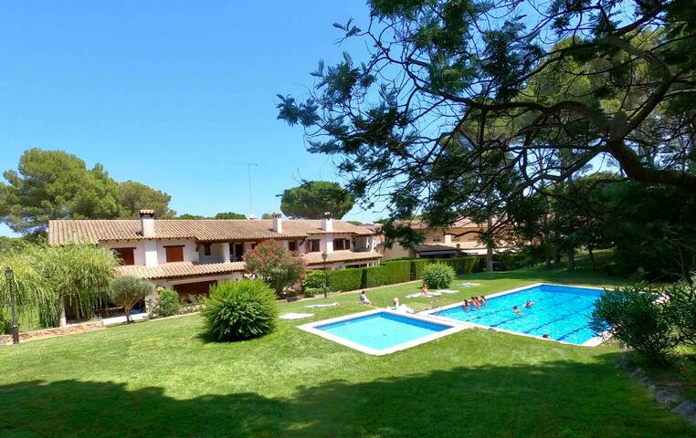 Nice house and pool in the forest close to the sea