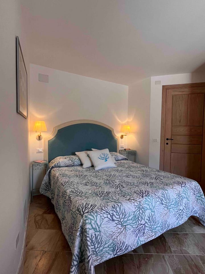 俯瞰下面露台的蓝色房间