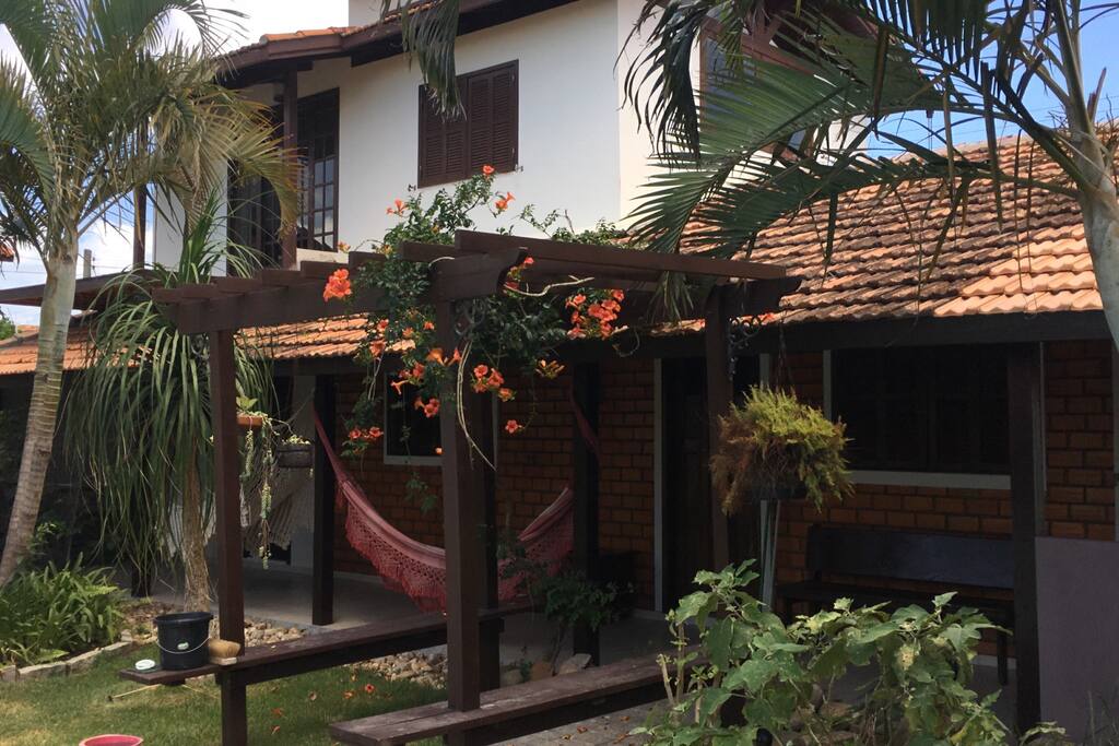 Quintal bem grande com pomar, horta e piscina de 4m x 12m x 1,5m de profundidade para o uso exclusivo dos hóspedes // Backyard with garden, fruit trees and large 4 x 12 x 1.5 meter swimming pool for the exclusive use by guests