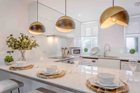 Luxury Staycation 2 bed/2 bath St Albans-parking