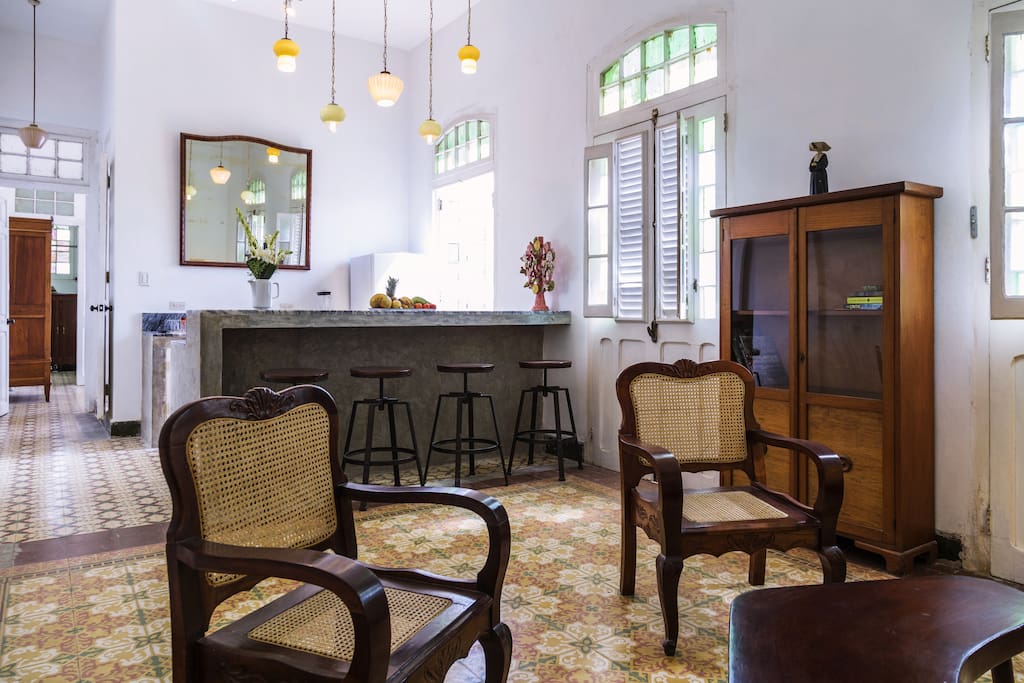 Living room towards the eat-in kitchen