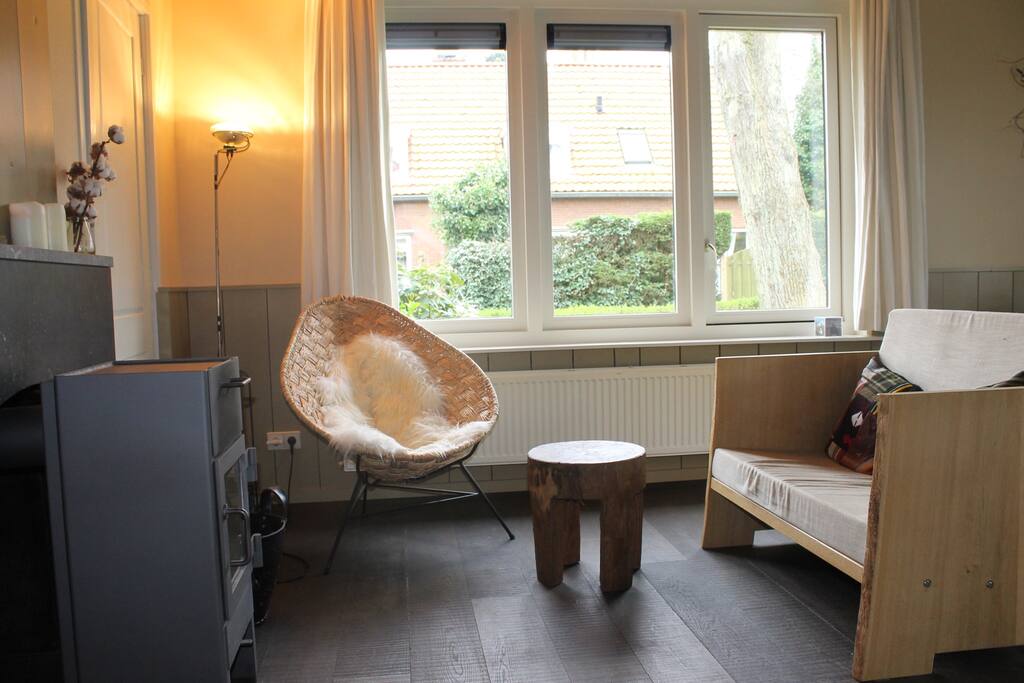 Huiskamer met houtkachel