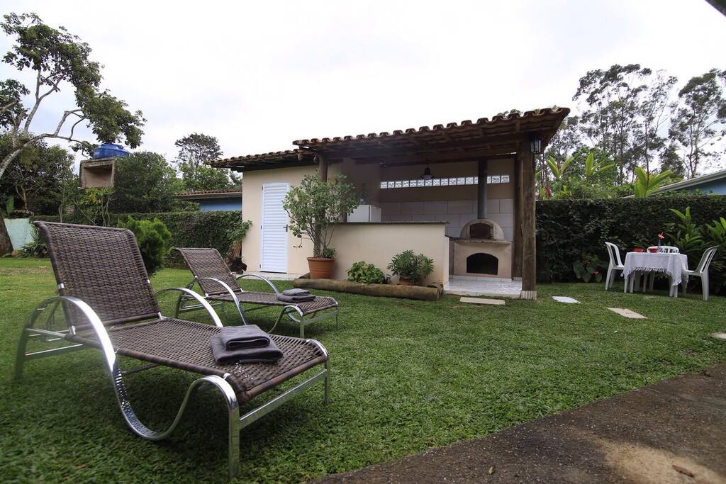 Área externa com fogão, geladeira, churrasqueira e forno de pizza! As espreguiçadeiras estão disponíveis para que desfrutem do sol!