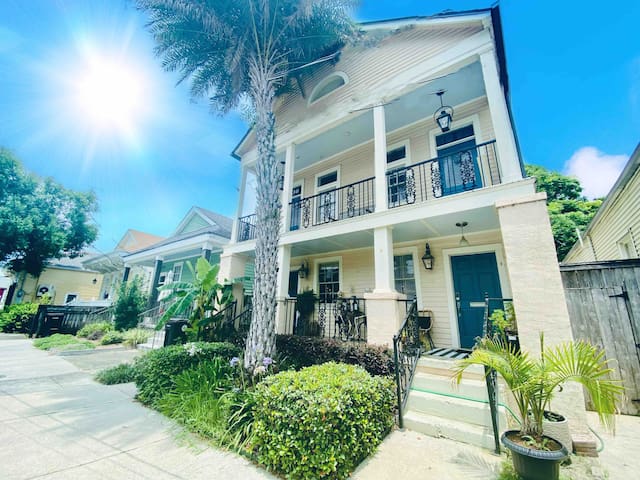 Beautiful 2 bedroom- Walk to the French Quarter!