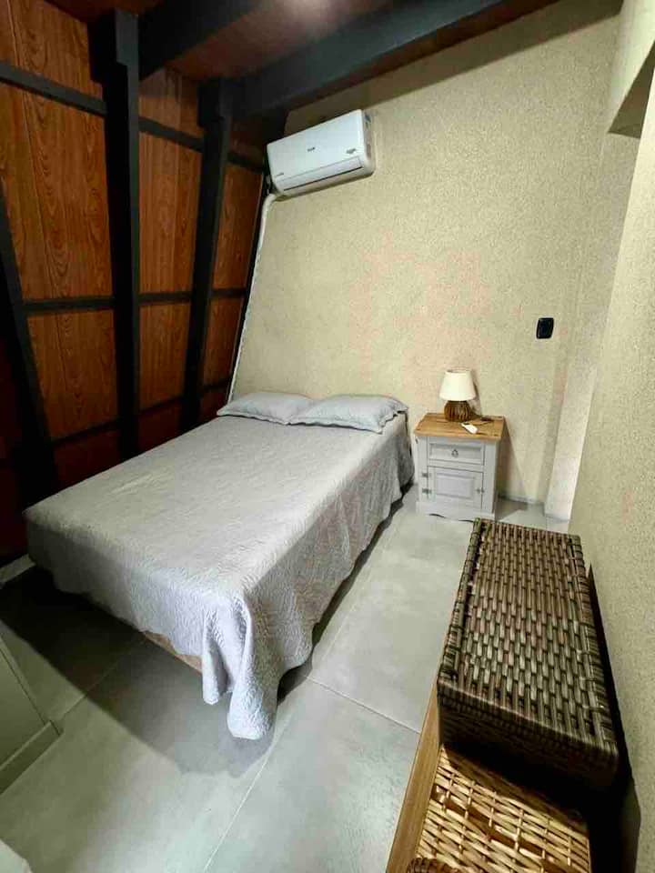 غرفة في الطابق الأرضي، مع باب إضافي للدخول الخارجي إلى السطح والفناء الخلفي وإطلالة على الوادي. نحن نقدم أغطية سرير ووسائد معقمة. 