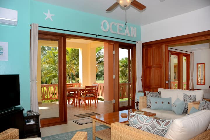 Dnevni boravak s otvorenim vratima na balkonu
