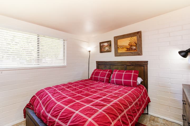 2号客房、标准双人床、充足的壁橱空间和带镜子的新梳妆台。