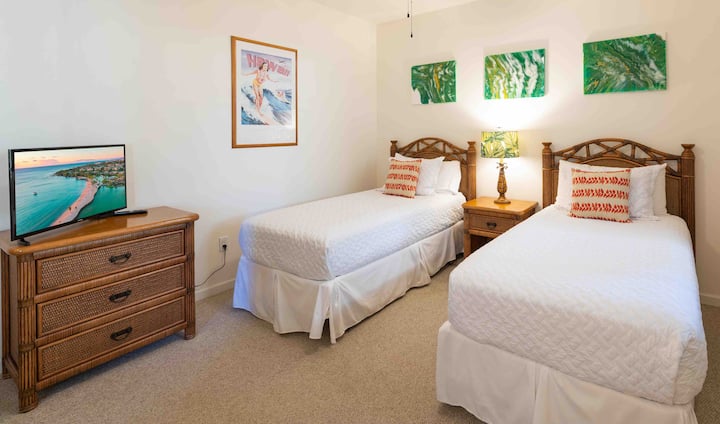 تحتوي غرفة نوم الضيوف على سريرين مفردين ويمكن تحويلها إلى سرير بحجم كينج عند الطلب.