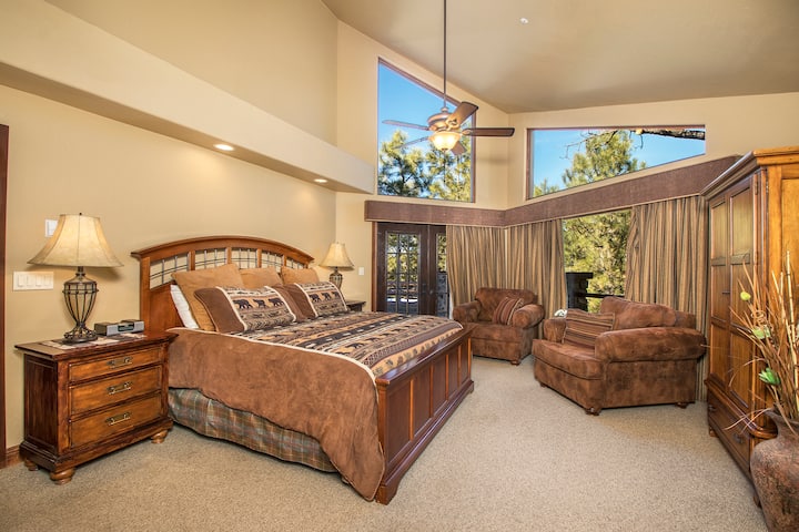 Მთავარი აპარტამენტი იხსნება აივანზე, აქვს ტელევიზორი და პლეერი.