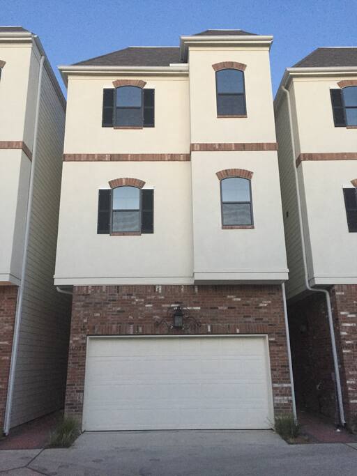 Front of the home w/ 2 car garage and plenty of parking around house