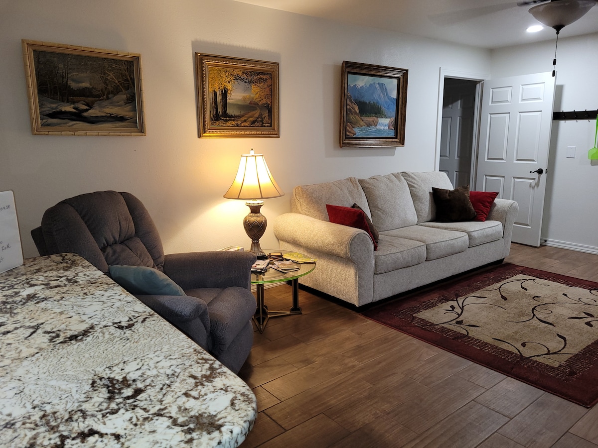 تحتوي غرفة المعيشة الكبيرة على تلفزيون روكو متصل بشبكة واي فاي يسمح للضيوف بالاستمتاع ببث نيتفليكس وهولو مجانًا أو تسجيل الدخول إلى قنوات البث الخاصة بهم. 