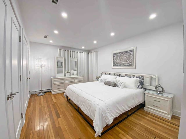 Downtown calm and peaceful 4-BR – with Parking