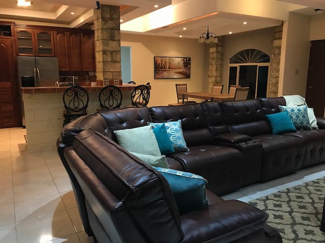 4 bedrm Americanized vacation home David, Panama