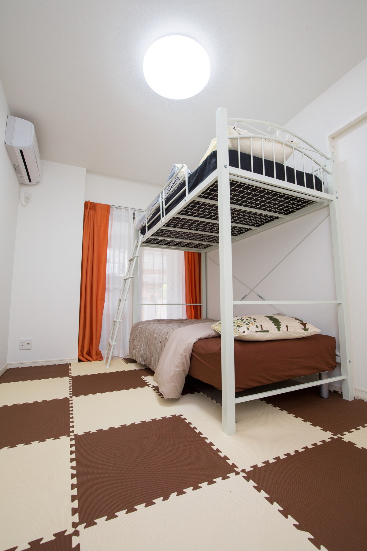 Soba 1. Krevet na kat s klima-uređajem u prizemlju. 