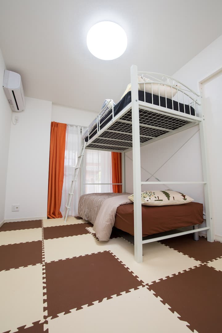 חדר 1. מיטת קומתיים עם מיזוג אוויר למטה. 