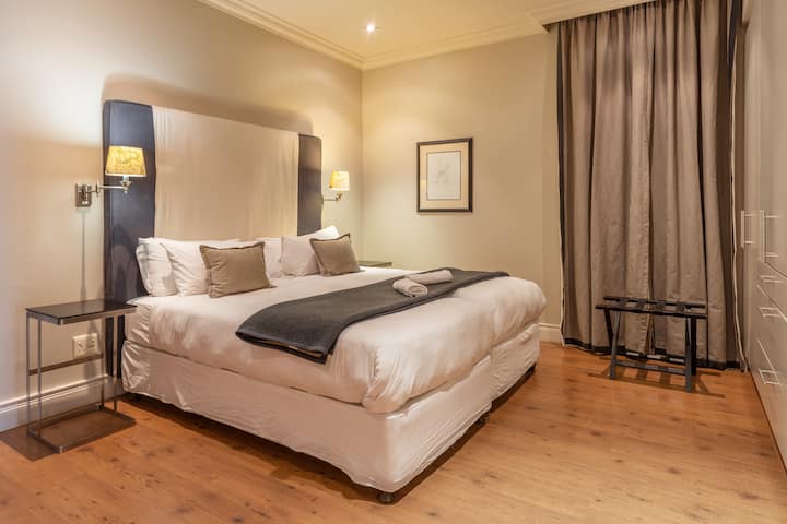 Deuxième chambre avec salle de bain attenante. Deux lits simples qui peuvent être maintenues ensemble ou déplacées séparément. 