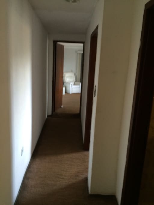 A casa é um sobrado e este quarto fica nos fundos lugar tranquilo e calmo