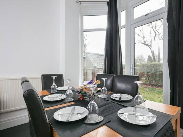 Suburban 3 Bed Townhouse in Old Trafford gallery image 3