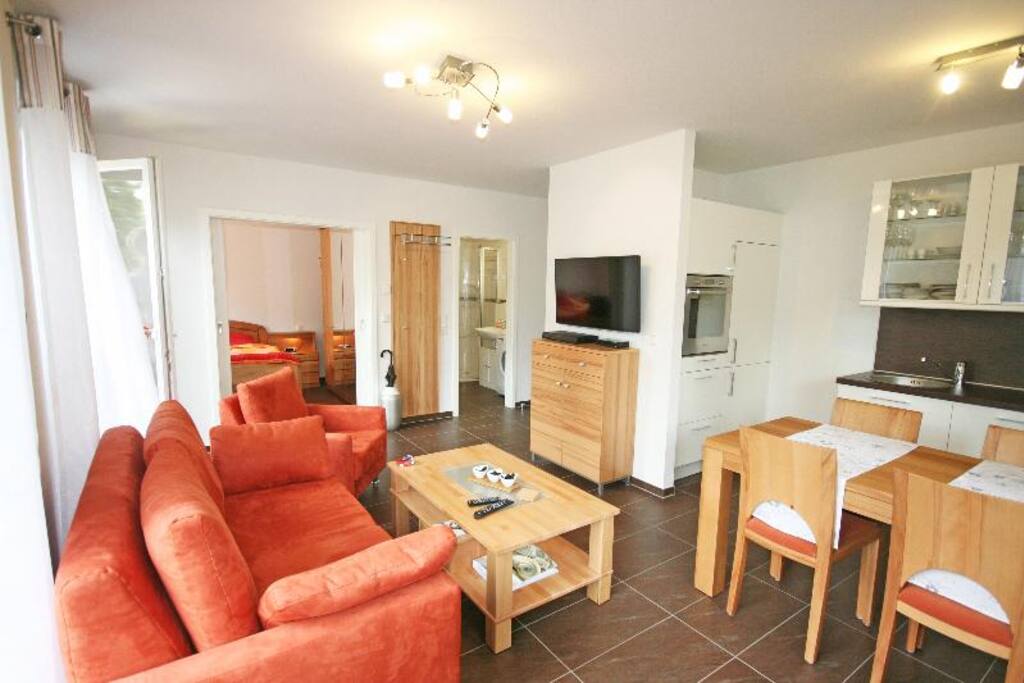 Ferienwohnung Sommertraum Scharbeutz - Wohnbereich mit Blick ins Schlafzimmer
