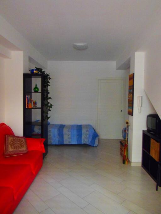 stanza luminosa, piano terra con zona living e zona notte adiacente