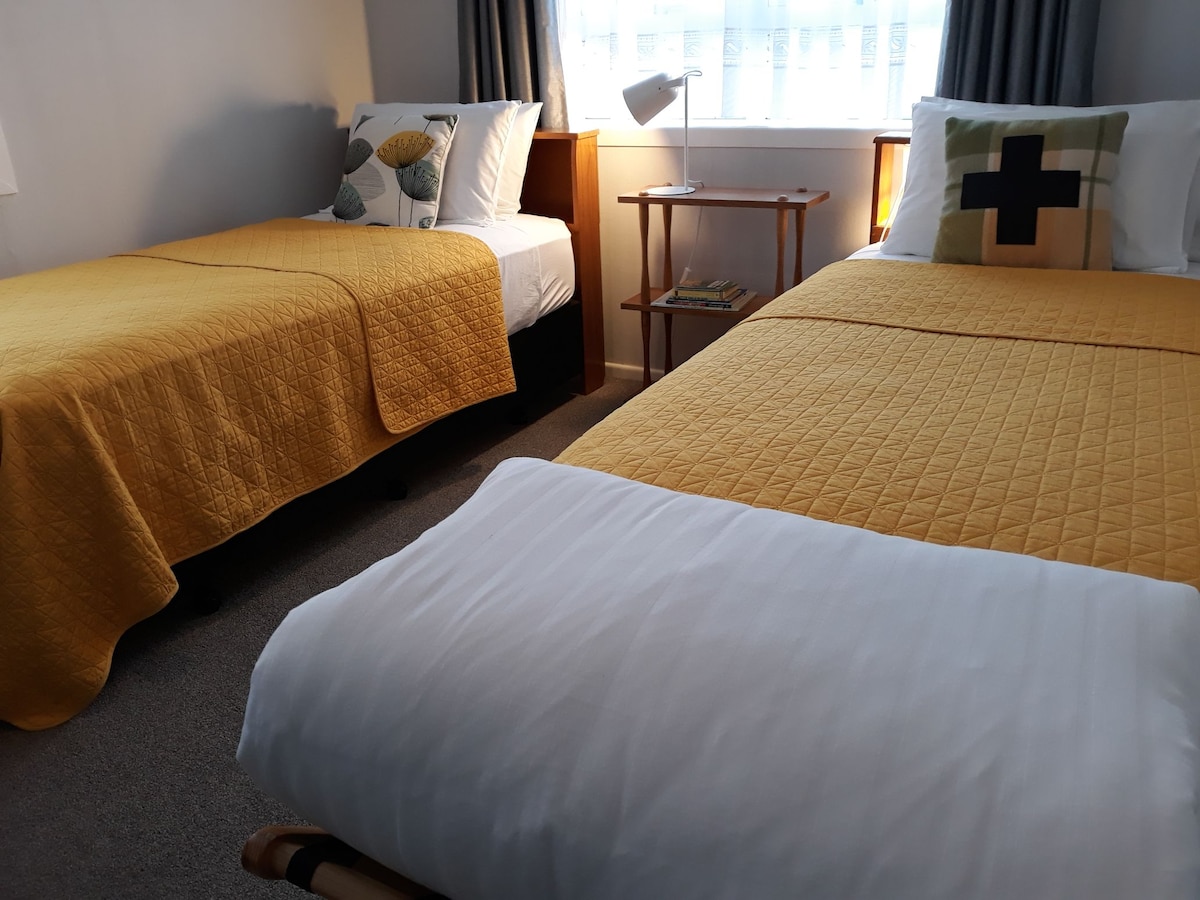 Dhomë gjumi 2 me dritare të reja me xham të dyfishtë dhe  dy krevate tekë të rehatshëm
Kjo dhomë mund të akomodojë një krevat portativ sipas kërkesës 