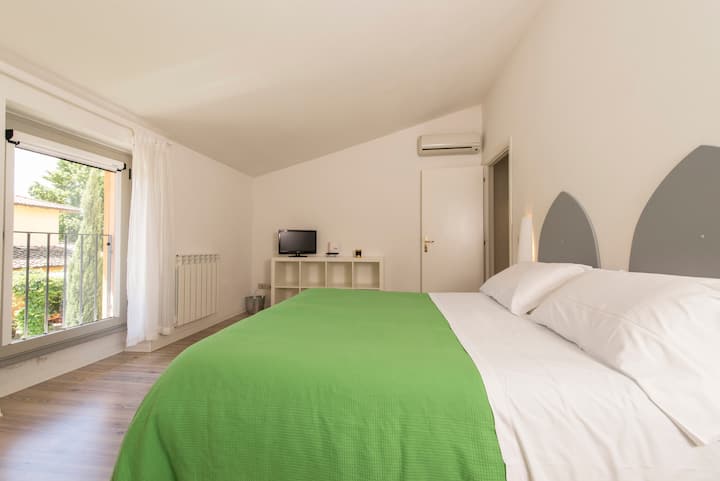 一楼有双人卧室。一楼有双人卧室。