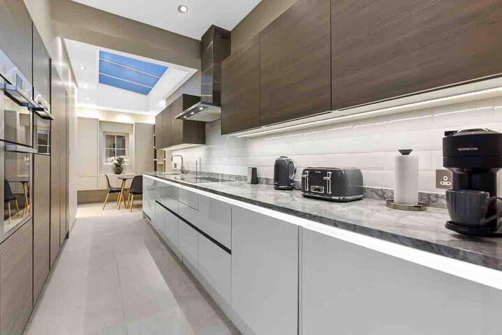 Super High-End Kensington House near Hyde Park gallery image 3