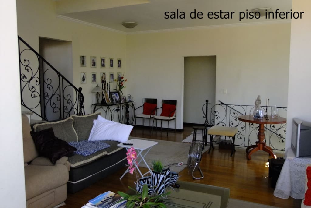 sala de estar, tv a cabo | living room with cable TV