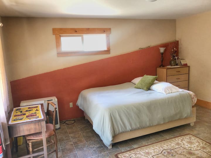 سرير بحجم كبير في الطابق السفلي 