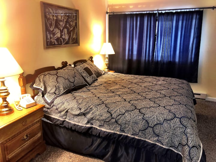 Chumba kikuu cha kulala kilicho na kitanda aina ya king size.