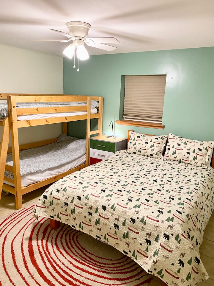 Spavaća soba na donjoj etaži 2 s 1 bračnim krevetom (160x200) i 2