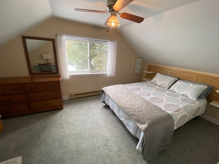 Vue de l'arrière-cour et de la rivière depuis la chambre avec lit Queen. Cette chambre n'est accessible que par la chambre simple.

(Le train passe à proximité et sonne le klaxon à proximité. Les bouchons d'oreilles sont recommandés, surtout si vous dormez avec la fenêtre ouverte)