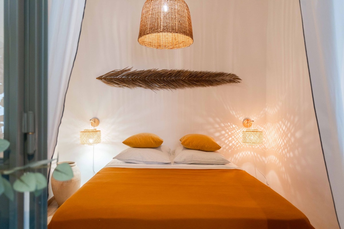 Chumba cha kulala, kilichowekwa kwa uangalifu, kina kitanda cha watu wawili. Ingawa hakuna dirisha la nje, turubai huitenganisha na sehemu ya kukaa. Mapazia huhakikisha faragha kutoka sebuleni.