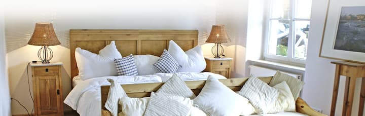 Kitanda kikubwa cha watu wawili + vitanda 2 vya mtu mmoja katika chumba cha kulala