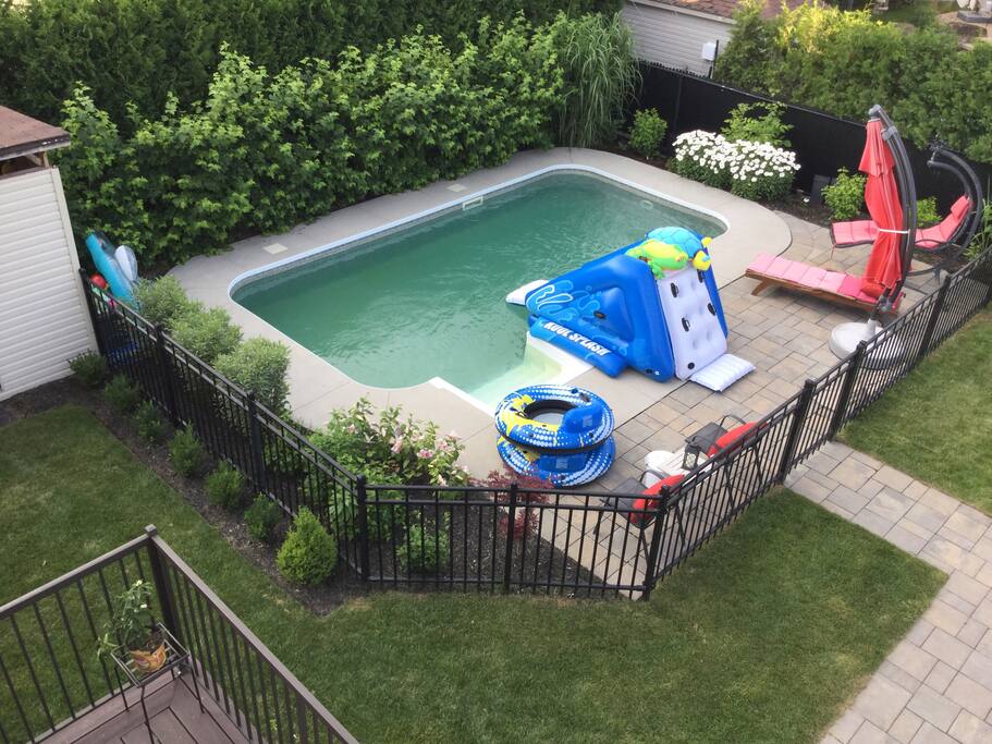 Piscine creusée privée, clôturée et cabanon.