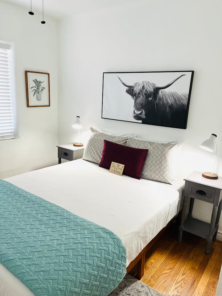 Спална соба бр. 3. Удобна и симпатична, оваа спална соба има цврст брачен кревет (широк 150-179 см), две ноќни масички, светилки опремени со УСБ и голем плакар. 