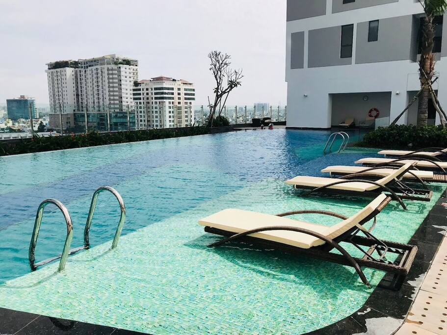 Luxury apartment with infinity pool and sunbathe beach chairs: opening from 6am until 9pm.