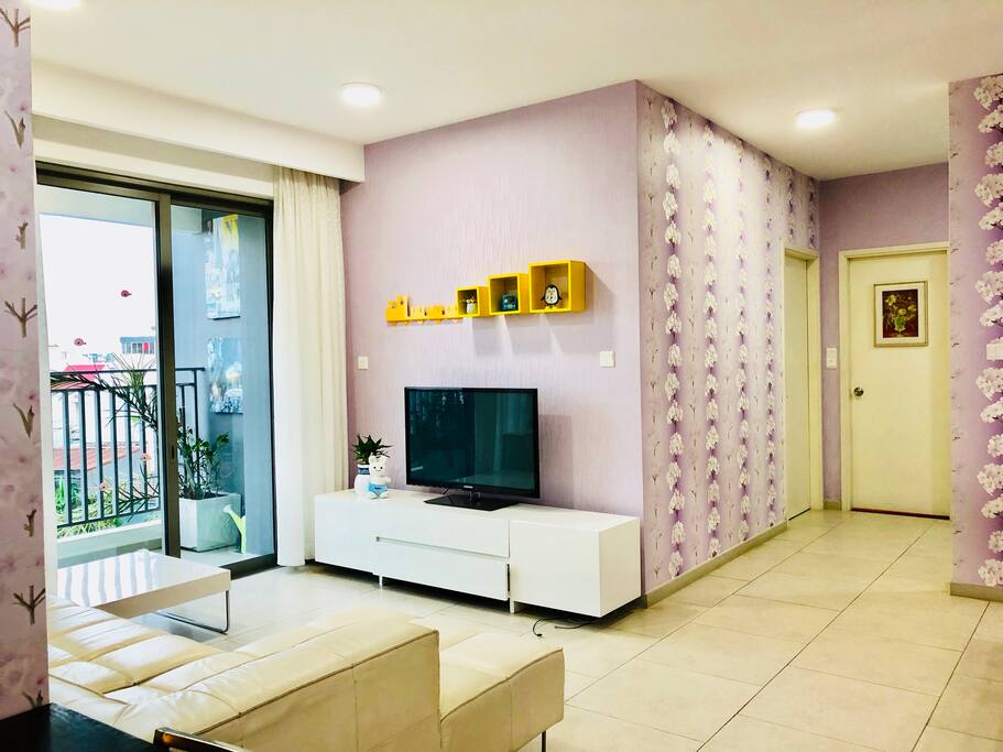 Huge living room with sofa & TV