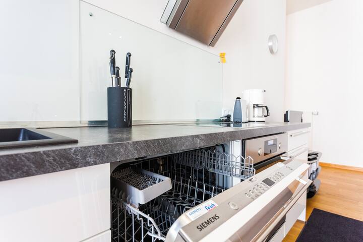 11D Landmark /Checkpoint Charlie/121m2/2BATH/3BR