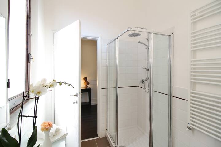 A&G -Modern Style,Bright and Central Location Flat gallery image 4