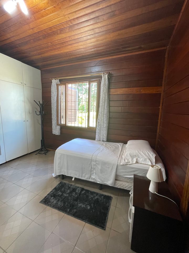 Единечна спална соба со покриена пружина и единечен кревет