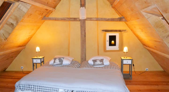 卧室1楼（2张单人床靠近在一起）